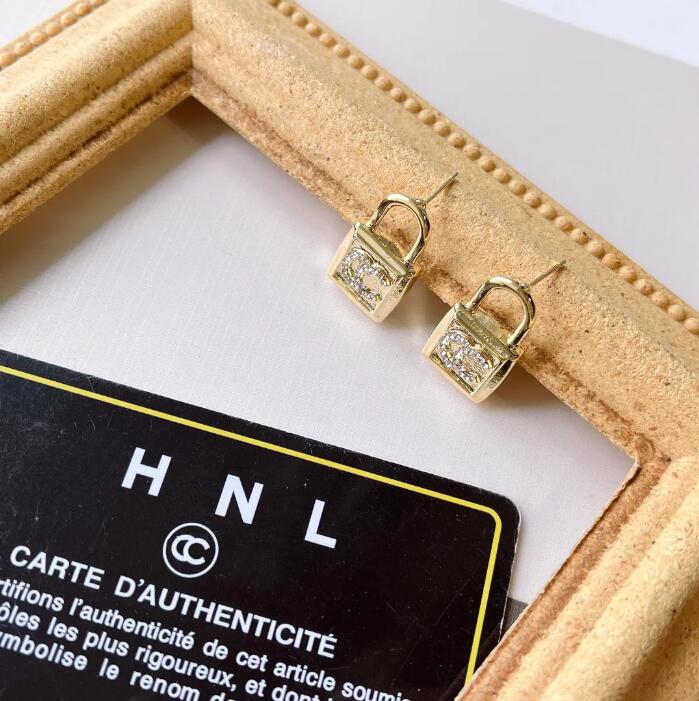 Luxury Lock Diamond Earrings Delicate Charm 18k Gold Plated Earring Fashion Style Women Accessories Delicate Jewelry Selected Couple Gifts A848
Luxury Lock Diamond Earrings Delicate Charm 18k Gold Plated Earring Fashion Style Women Accessories Delicate Jewelry Selected Couple Gifts A848