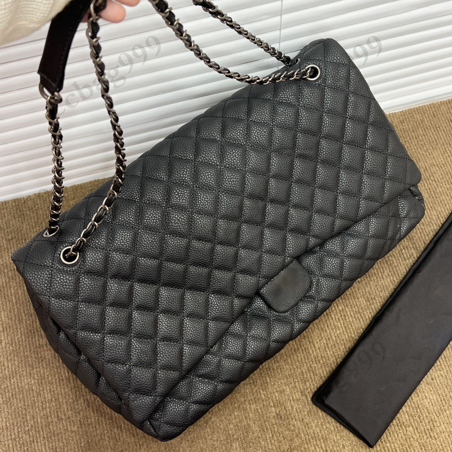 Vintage Maxi Airport Bags Caviar Genuine Leather Black Silver Hardware Super Capacity Cross Shoulder Sacoche Designer Womens Top Handbags With Pouch 42x28x14cm
Vintage Maxi Airport Bags Caviar Genuine Leather Black Silver Hardware Super Capacity Cross Shoulder Sacoche Designer Womens Top Handbags With Pouch 42x28x14cm