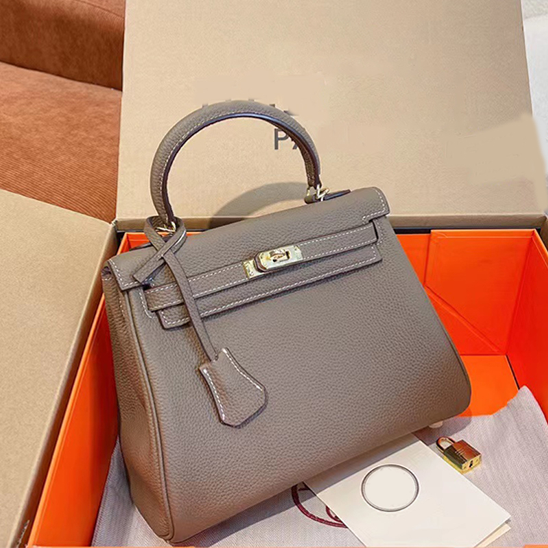 T0G0 Leather Classic TOTE Bags Luxury Designer Women Handbags Handcrafted Cabas Evening Clutch Fashion Purse 25cm Gold and silver hardware Locks kellies
T0G0 Leather Classic TOTE Bags Luxury Designer Women Handbags Handcrafted Cabas Evening Clutch Fashion Purse 25cm Gold and silver hardware Locks kellies