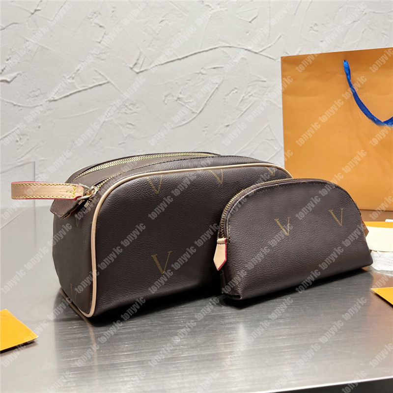 Luxurys Designer Makeup Bag For Women Leather Fashion Mens Toiletry Bag DOPP Makeup Bags With Small Purse Brand Old Flowers Cosmetic Bags, V1
Luxurys Designer Makeup Bag For Women Leather Fashion Mens Toiletry Bag DOPP Makeup Bags With Small Purse Brand Old Flowers Cosmetic Bags, V1