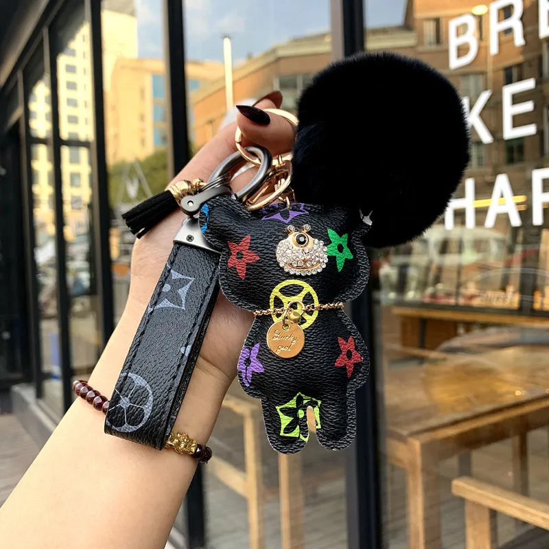 Keychains Luxurys designers Keychain Car Key chain Solid color monogrammed Bear plush ball Design versatile Fashion Leisure Men Women Bag Pendant Accessories nice
Keychains Luxurys designers Keychain Car Key chain Solid color monogrammed Bear plush ball Design versatile Fashion Leisure Men Women Bag Pendant Accessories nice