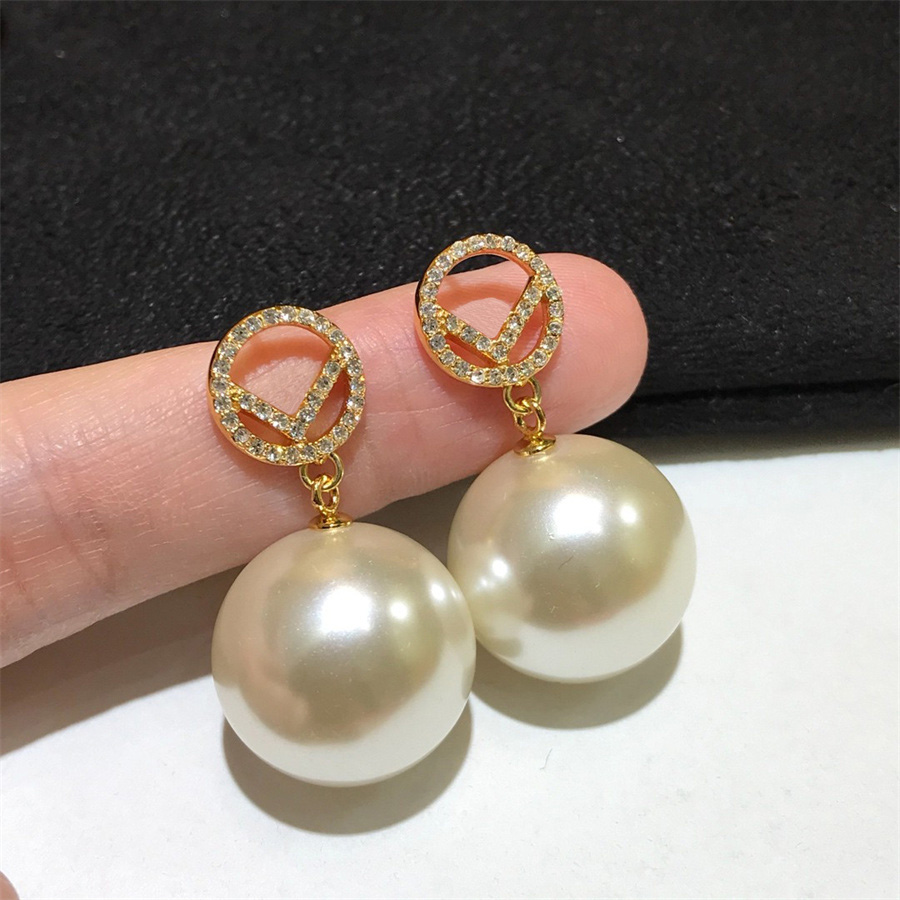 Fashion Brand Womens Earring Studs With Pearls F Designer Women Ear Rings Party Suit Luxury Wedding Jewelry Premium Jewelrys
Fashion Brand Womens Earring Studs With Pearls F Designer Women Ear Rings Party Suit Luxury Wedding Jewelry Premium Jewelrys