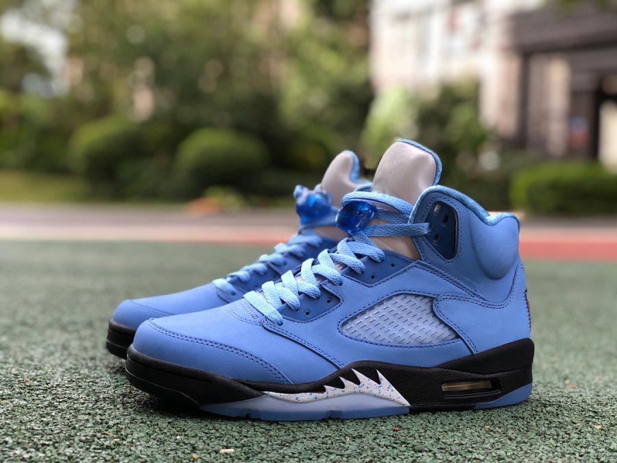 New Authentic 5 UNC Basketball Shoes University Blue Black White 5s Silver 3M Reflective Tongues Heart and Soul Sneakers With Original box DV1310-401
New Authentic 5 UNC Basketball Shoes University Blue Black White 5s Silver 3M Reflective Tongues Heart and Soul Sneakers With Original box DV1310-401