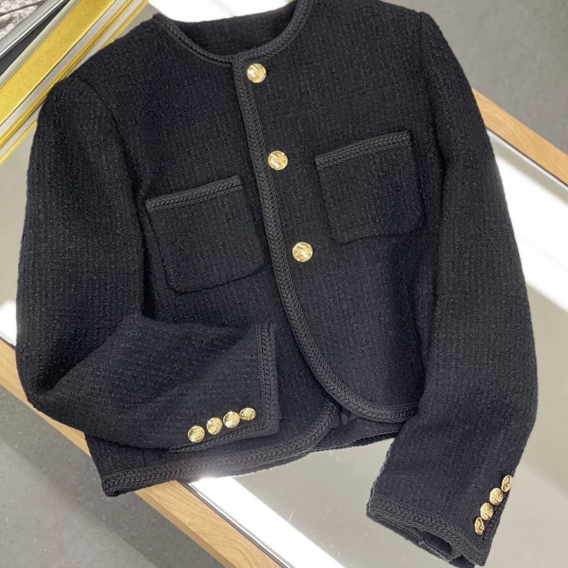 Women' Sweater Coat Cell 22FW Celebrity Black Gold Three Button Wool Tweed 22 Small Short Elegant Classic Fashion Designer N 5J52
Women' Sweater Coat Cell 22FW Celebrity Black Gold Three Button Wool Tweed 22 Small Short Elegant Classic Fashion Designer N 5J52