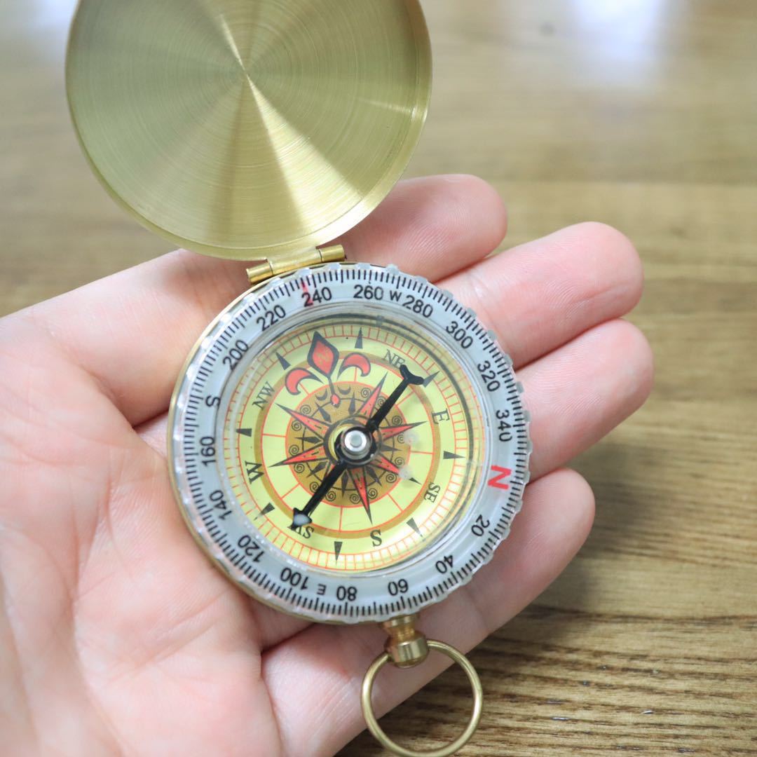 Luminous Brass Pocket Compass Sports Camping Hiking Portable Brass Pocket Fluorescence Compass Navigation Camping Tools Party Favor