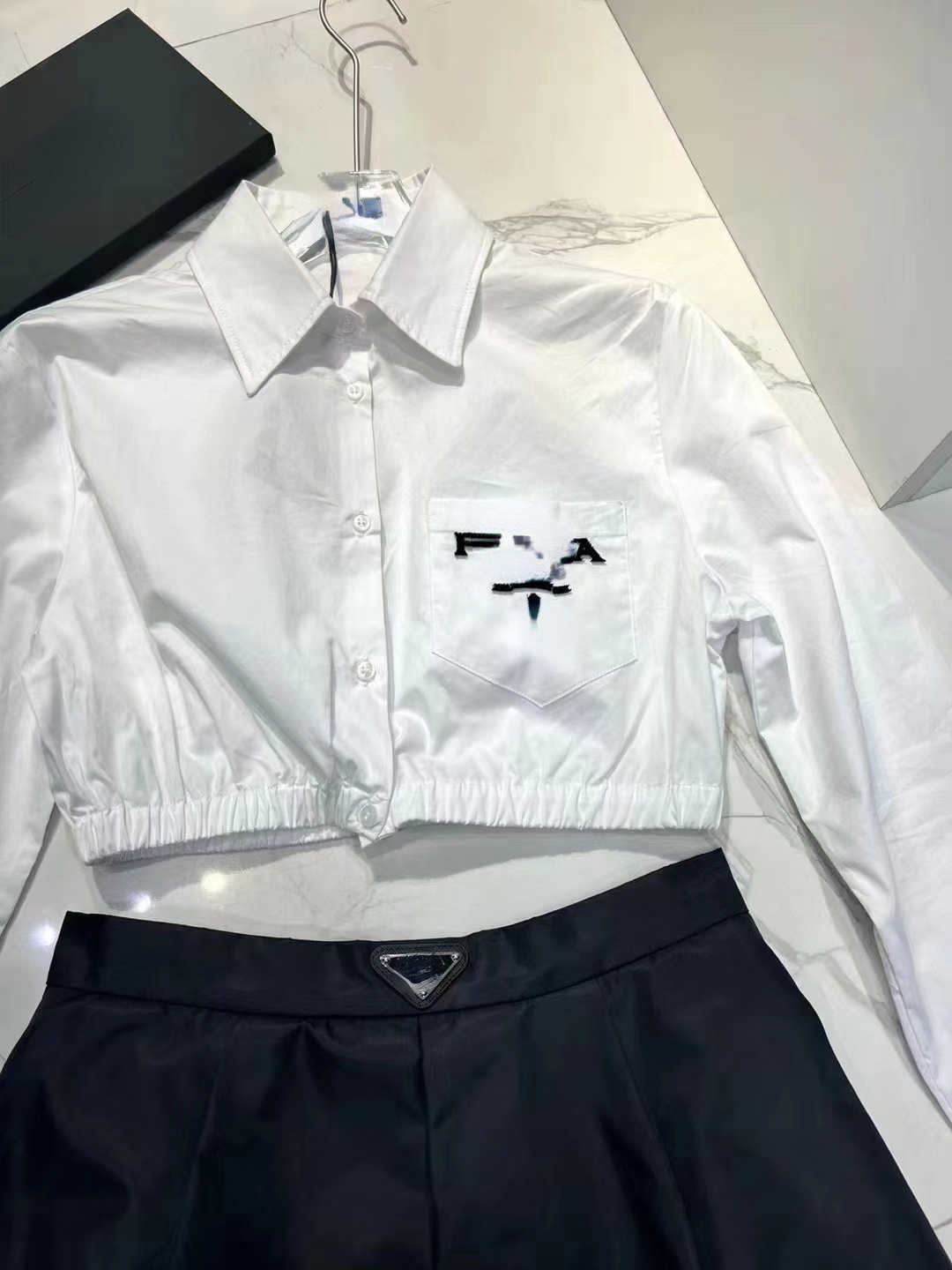 Brand Women' Blouses esigner design Shirts 22 Early autumn new P house letter embroidery fashion short waist long sleeve shirt, White
Brand Women' Blouses esigner design Shirts 22 Early autumn new P house letter embroidery fashion short waist long sleeve shirt, White