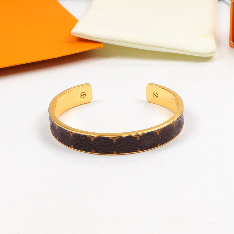 Dropship Fashion gold plated bangle Classic Flat Brown PU Leather Bracelet with Metal Lock Head Charm Bracelets In Gift Retail Box
Dropship Fashion gold plated bangle Classic Flat Brown PU Leather Bracelet with Metal Lock Head Charm Bracelets In Gift Retail Box