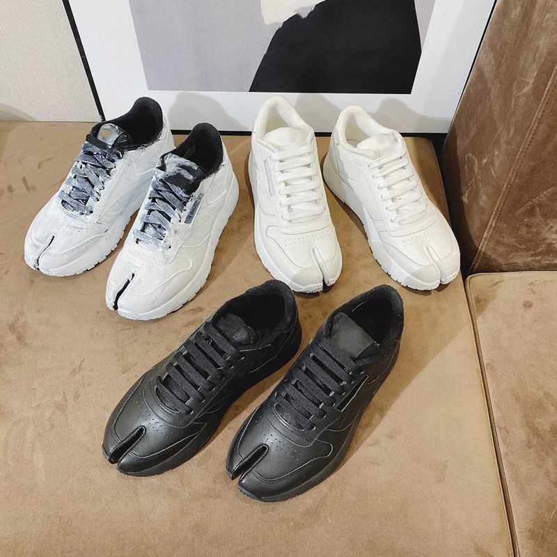 Margiela Majira shoes MM6 leather split toe sneakers Co branded Tabi casual low top men's and women's board Thick soled lovers trend, White
Margiela Majira shoes MM6 leather split toe sneakers Co branded Tabi casual low top men's and women's board Thick soled lovers trend, White