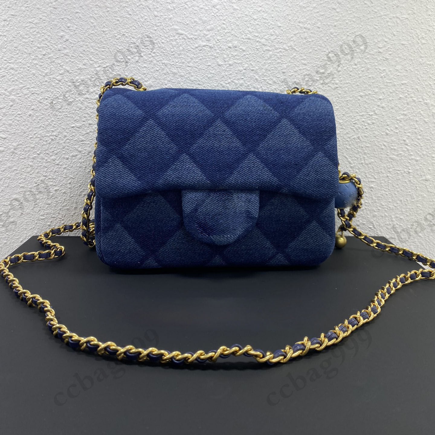 Women Mini Crush Ball Square Flap Designer Bag Denim Quilted Two Tone Matelasse Gold Metal Hardware Sheepskin Leather Chain Crossbody Handsags With Pouch 18x13x7C, Box
Women Mini Crush Ball Square Flap Designer Bag Denim Quilted Two Tone Matelasse Gold Metal Hardware Sheepskin Leather Chain Crossbody Handsags With Pouch 18x13x7C, Box