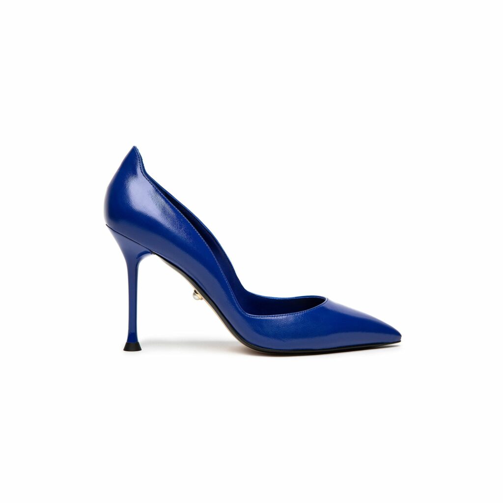 Alevi Mlano PRETTY women shoe 2022 10.5cm Pump in soft shiny leather pointed toe and matching laquered heel 01
Alevi Mlano PRETTY women shoe 2022 10.5cm Pump in soft shiny leather pointed toe and matching laquered heel 01