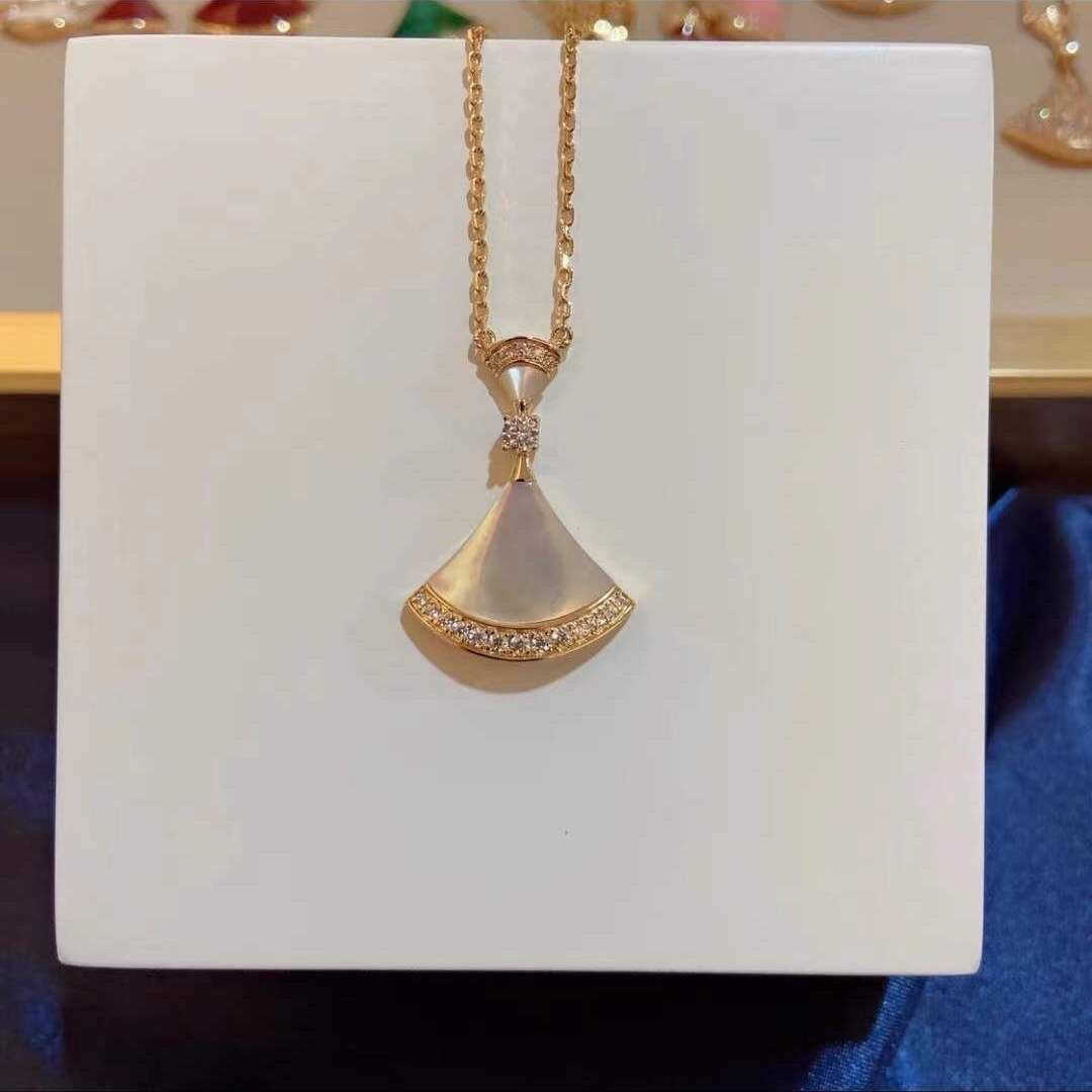 Necklace woman Designer bulgar Small Female Group Light Luxury Full Diamond Fan shaped Skirt Pendant White Fritillaria Rose Gold Bone Chain for Lovers and
Necklace woman Designer bulgar Small Female Group Light Luxury Full Diamond Fan shaped Skirt Pendant White Fritillaria Rose Gold Bone Chain for Lovers and