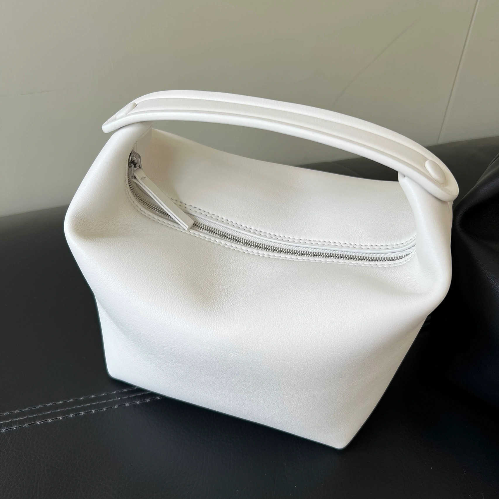 Leather Designer Bags bag Meal Bag minority and high very simple. Cow leather hand portable bucketClassic tote bag THE ROW C4ML, Black
Leather Designer Bags bag Meal Bag minority and high very simple. Cow leather hand portable bucketClassic tote bag THE ROW C4ML, Black