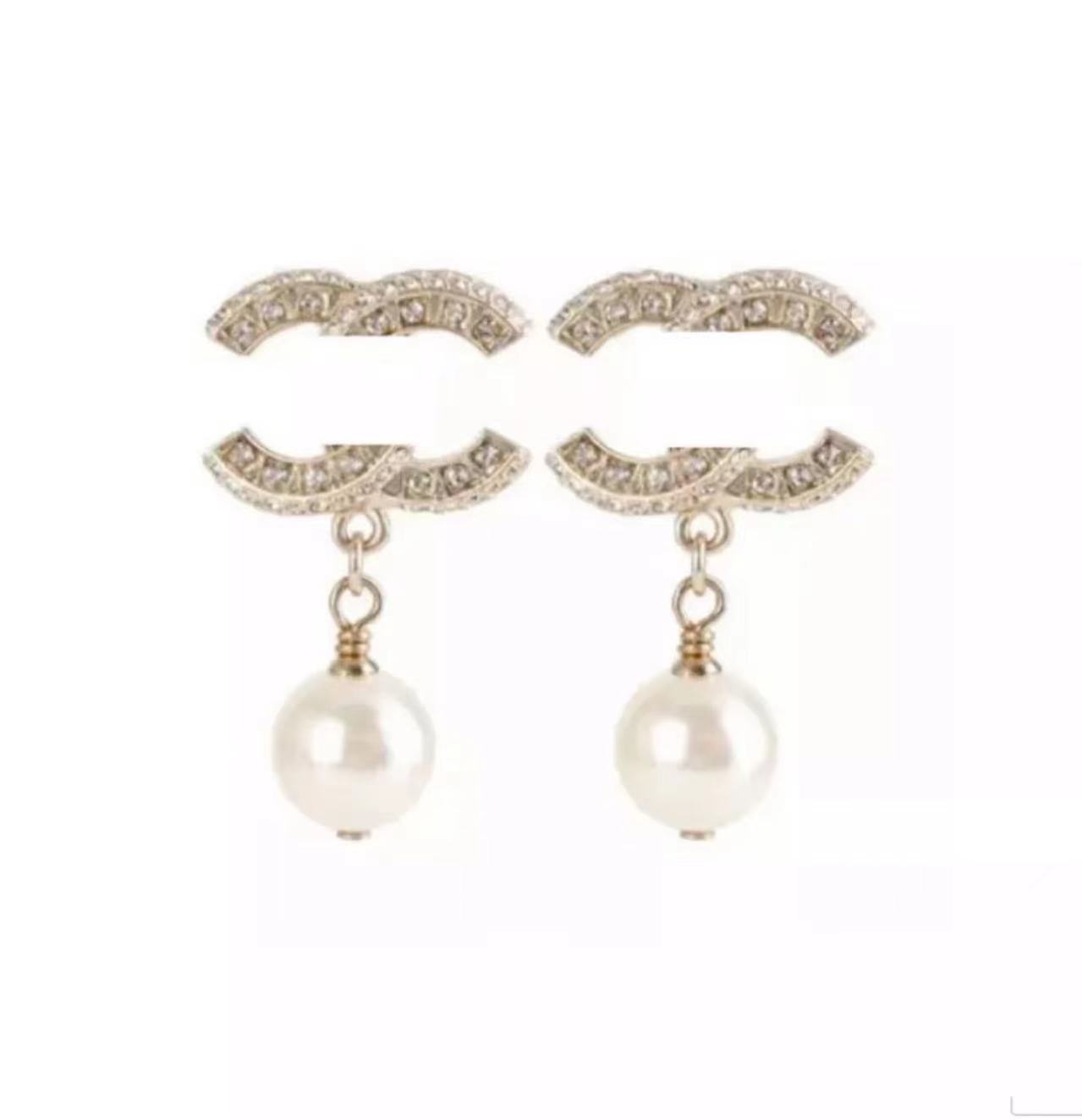 Fashion Luxury brand gold double letters dangle earrings Hoop Earring Korean Big Smooth Circle Vintage Earrings for women Gift
Fashion Luxury brand gold double letters dangle earrings Hoop Earring Korean Big Smooth Circle Vintage Earrings for women Gift