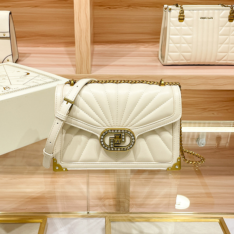 Niche brand Evening bag 2022 new tide simple fashion V -shaped diamond chain small square bags Versatile one shoulder messenger bag, Black
Niche brand Evening bag 2022 new tide simple fashion V -shaped diamond chain small square bags Versatile one shoulder messenger bag, Black
