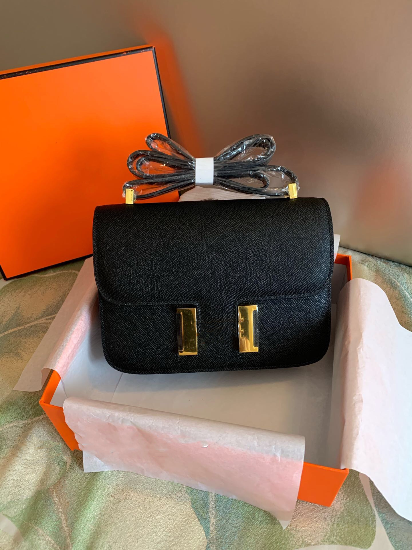 2022 luxury designers bags square bag in genuine leather one-shoulder crossbody bag with palm print H letter
2022 luxury designers bags square bag in genuine leather one-shoulder crossbody bag with palm print H letter