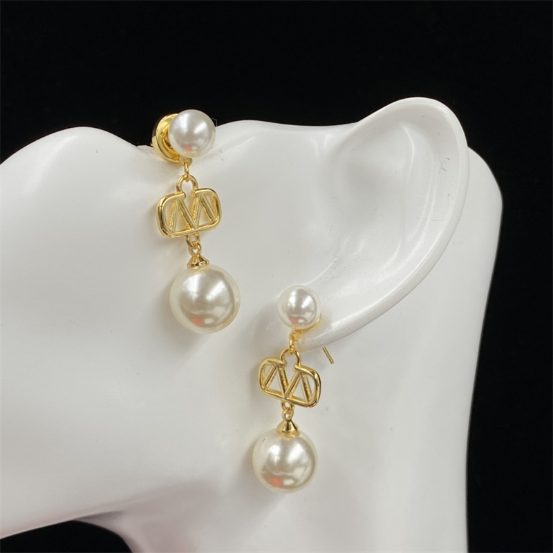 New Fashion Luxurys Brand Pearl Earrings Ear Studs With Double Letters Earring Designers For Womens Men Wedding Party Jewelry Gift
New Fashion Luxurys Brand Pearl Earrings Ear Studs With Double Letters Earring Designers For Womens Men Wedding Party Jewelry Gift