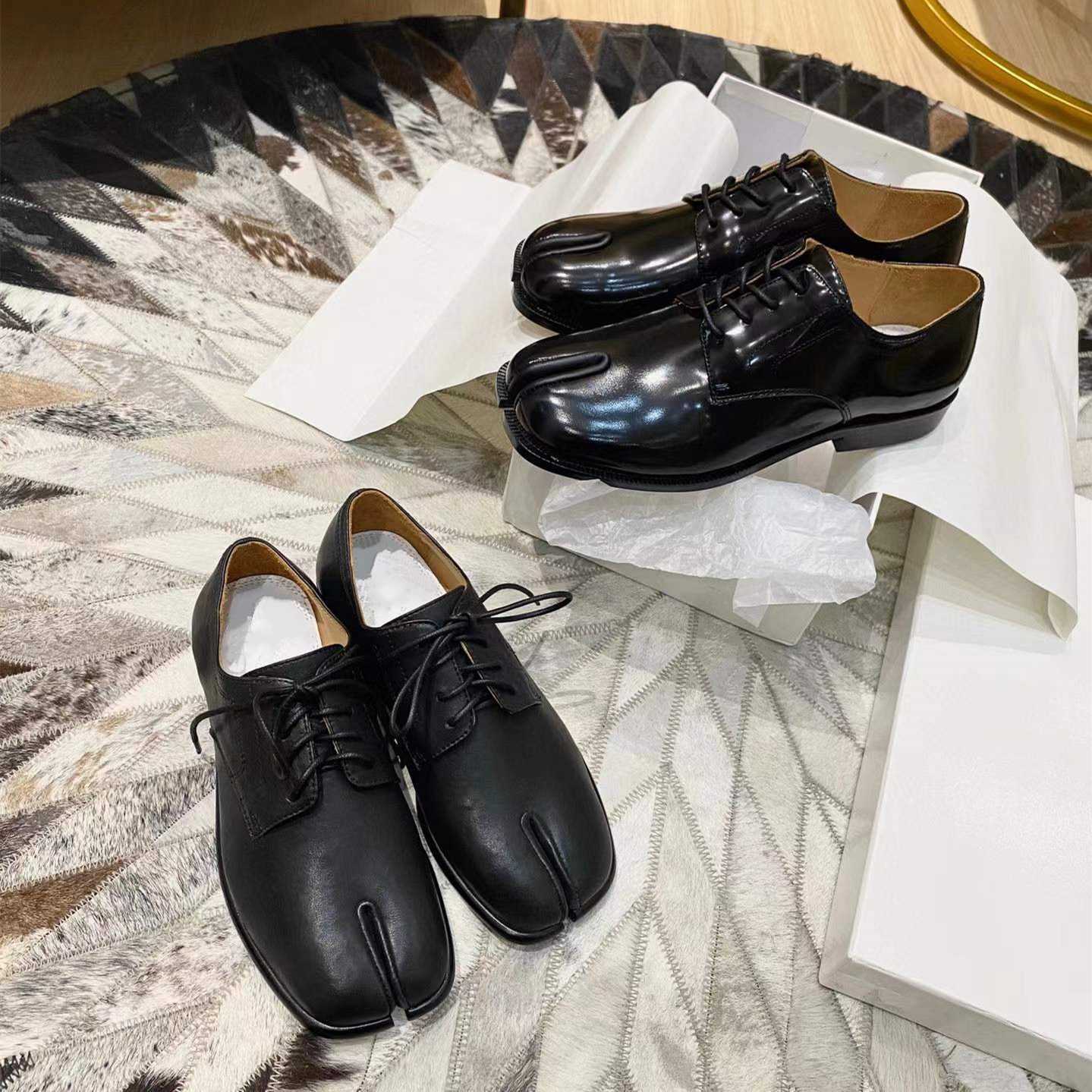 Margiela Majira shoes Mm6 leather lace up split toe for men and women The same flat bottomed round Lefu tabi Derby Single shoe trend, Lacquer leather black
Margiela Majira shoes Mm6 leather lace up split toe for men and women The same flat bottomed round Lefu tabi Derby Single shoe trend, Lacquer leather black