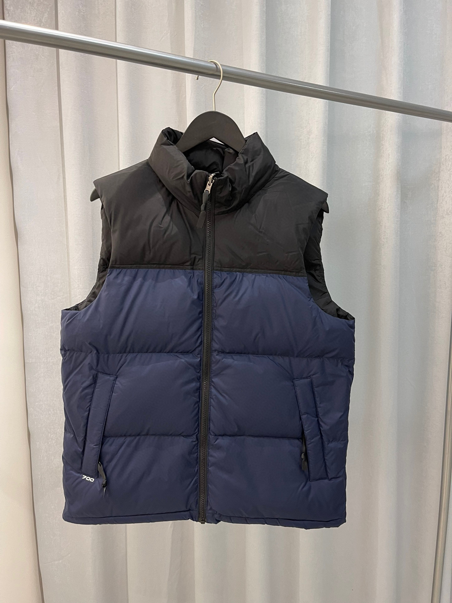 Fashion Men Vest Down Cotton Waistcoat Designs Mens and Women' No Sleeveless Jacket Puffer Autumn Winter Casual Coats Couples Vests Keep Warm Coat Both Sides Can Wear, Shipping fee
Fashion Men Vest Down Cotton Waistcoat Designs Mens and Women' No Sleeveless Jacket Puffer Autumn Winter Casual Coats Couples Vests Keep Warm Coat Both Sides Can Wear, Shipping fee
