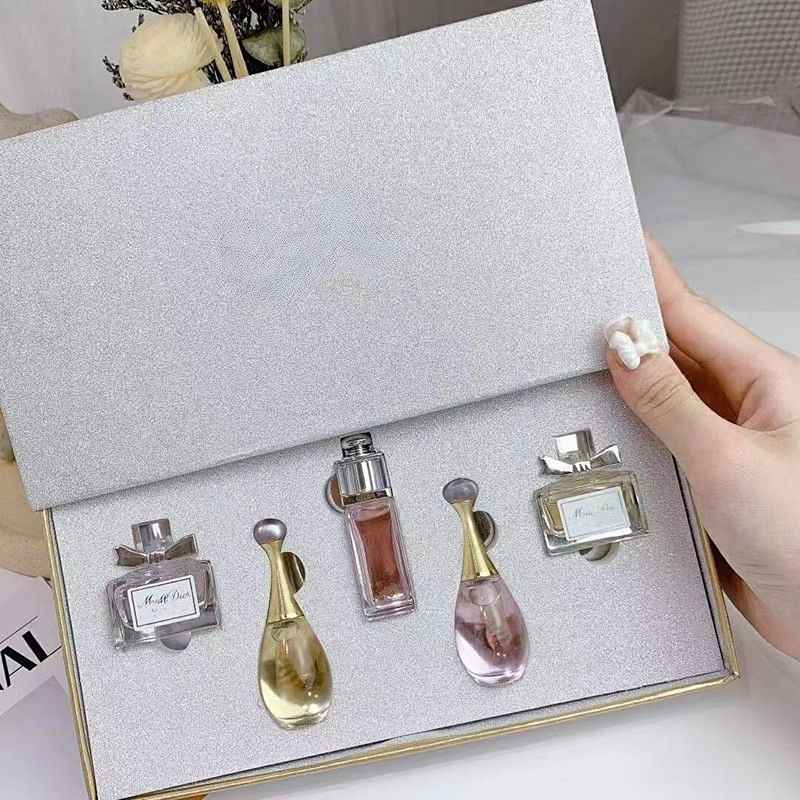 Perfume Sweet Heart Charm Sample Q Version Lasting eau de toilette Girl's Day Valentine's Day Gift Set
Perfume Sweet Heart Charm Sample Q Version Lasting eau de toilette Girl's Day Valentine's Day Gift Set