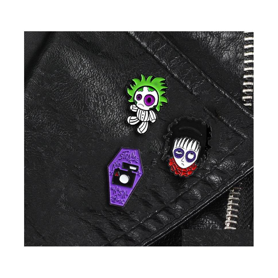 Pins Brooches Horror Doll Puppet Metal Enamel Brooch Purple Vampire Coffin Badge Pin Gothic Trendy Costume Backpack Jewelry Accessor Dh57C
Pins Brooches Horror Doll Puppet Metal Enamel Brooch Purple Vampire Coffin Badge Pin Gothic Trendy Costume Backpack Jewelry Accessor Dh57C