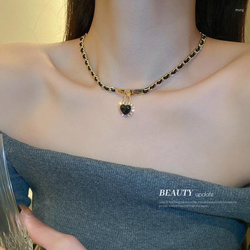 Pendant Necklaces Xxixx Diamond Love Lock Leather Winding Necklace Design Sense Clavicle Chain High-end Light Luxury X-187
Pendant Necklaces Xxixx Diamond Love Lock Leather Winding Necklace Design Sense Clavicle Chain High-end Light Luxury X-187