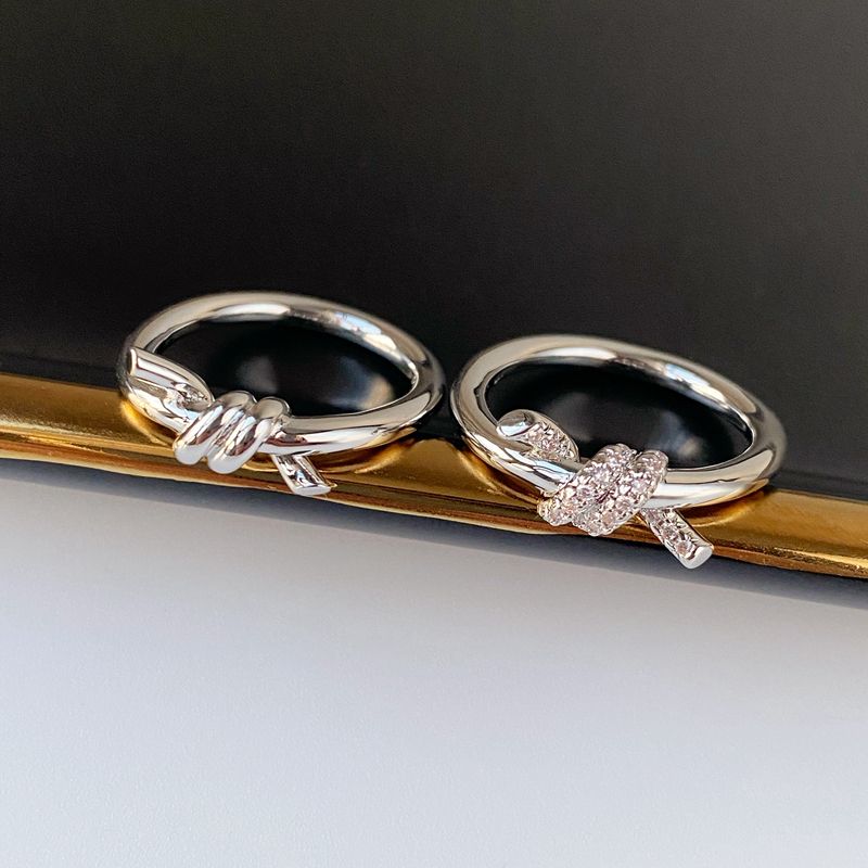 2022 23 Womens designer Knot smooth surface Rings Designer Jewelry mens Ring gold/silvery/rose gold Full Wedding Christmas Gift no box
2022 23 Womens designer Knot smooth surface Rings Designer Jewelry mens Ring gold/silvery/rose gold Full Wedding Christmas Gift no box