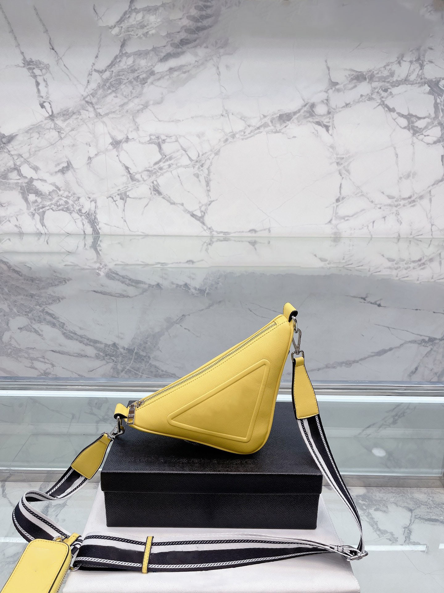 Cross Body Bags Triangle Tote Women Change Handbag Fashion Shoulder Luxury Brand Designer Crossbody Female Purses New products in autumn and winter, Yellow
Cross Body Bags Triangle Tote Women Change Handbag Fashion Shoulder Luxury Brand Designer Crossbody Female Purses New products in autumn and winter, Yellow