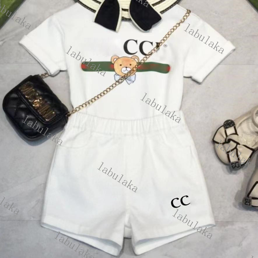 Luxury designer Clothing Sets kids T-shirt white monogrammed shortst fashion British fashion brand summer childrens treasures and girls cotton two-piece, 1#
Luxury designer Clothing Sets kids T-shirt white monogrammed shortst fashion British fashion brand summer childrens treasures and girls cotton two-piece, 1#
