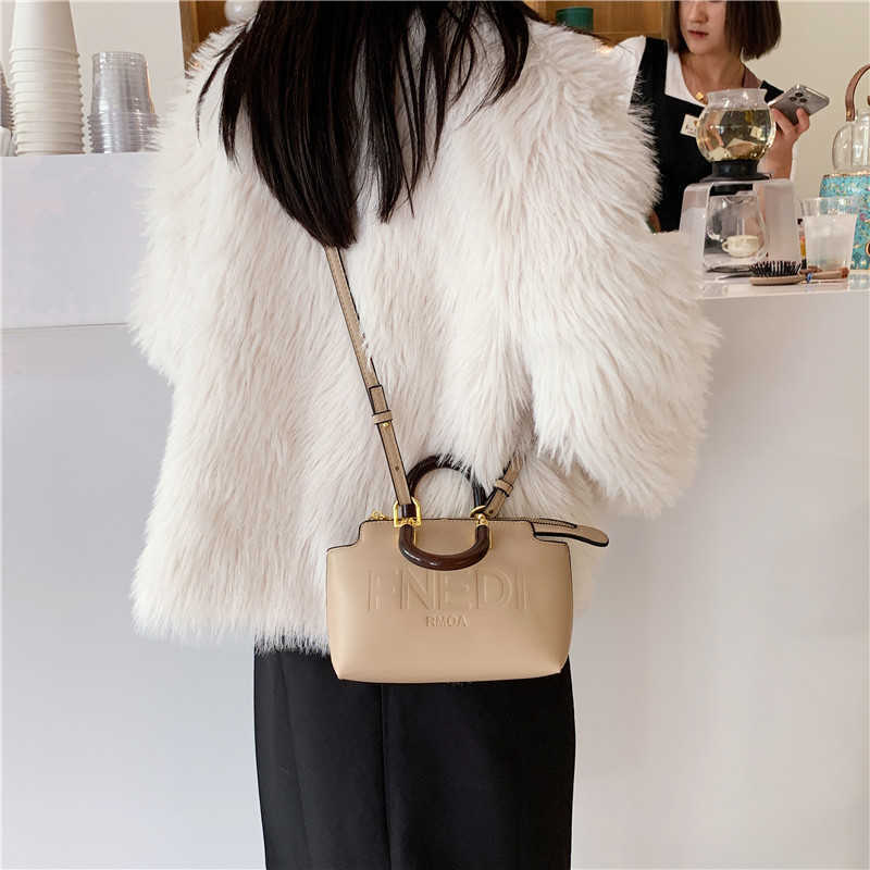 Design Bag Factory Wholesale and Retail Popular Small Cross 2023 Autumn New Fashion Letter Tote High Sense Hand, Khaki
Design Bag Factory Wholesale and Retail Popular Small Cross 2023 Autumn New Fashion Letter Tote High Sense Hand, Khaki