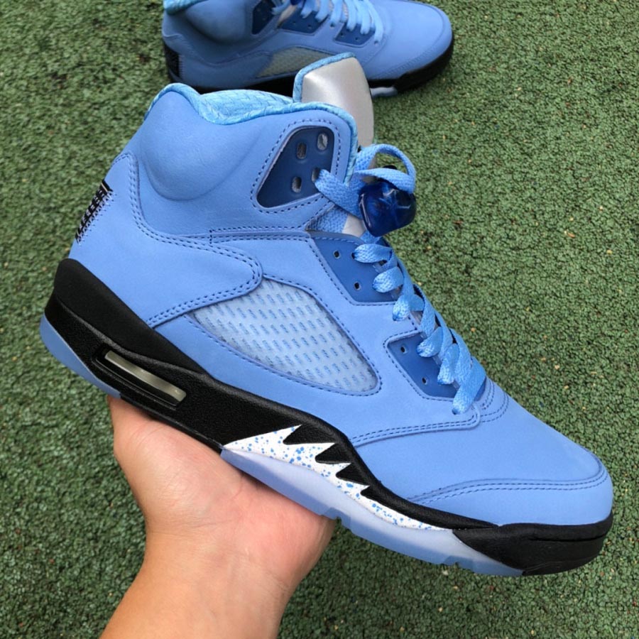 Authentic 5 UNC Basketball Shoes University Blue Black White 5s Silver 3M Reflective Tongues Heart and Soul Sneakers With Original box DV1310-401
Authentic 5 UNC Basketball Shoes University Blue Black White 5s Silver 3M Reflective Tongues Heart and Soul Sneakers With Original box DV1310-401