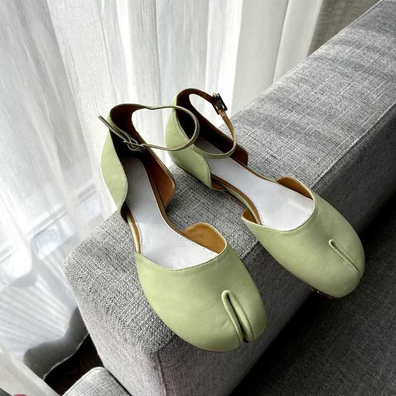 Margiela Majira shoes Mm6 leather split toe sandals for women in spring and summer 2021 new tabi line button wrapped Mary Jane flat sole single, Grain leather white
Margiela Majira shoes Mm6 leather split toe sandals for women in spring and summer 2021 new tabi line button wrapped Mary Jane flat sole single, Grain leather white