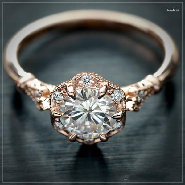Wedding Rings Rose Gold Color Ring Classic Exquisite Temperament Female Models Inlaid Zircon Hand Jewelry Engagement Items
Wedding Rings Rose Gold Color Ring Classic Exquisite Temperament Female Models Inlaid Zircon Hand Jewelry Engagement Items
