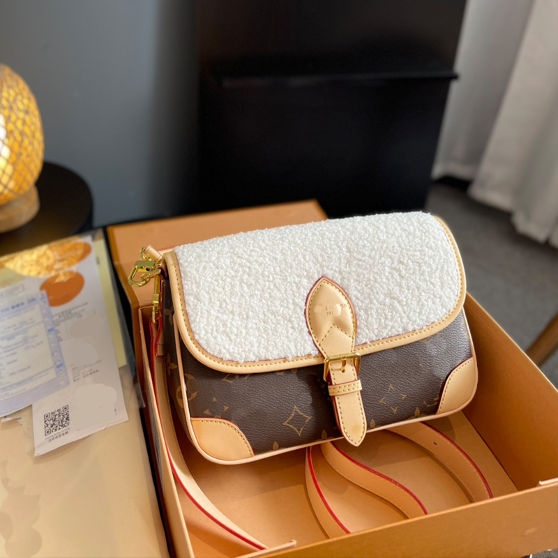 Designer totes bag Shoulder Genuine leather Women crossbody lady Old flower baguette bags handbag classic grain Multiple modes carrying alar Wallet and purse, Contact me
Designer totes bag Shoulder Genuine leather Women crossbody lady Old flower baguette bags handbag classic grain Multiple modes carrying alar Wallet and purse, Contact me