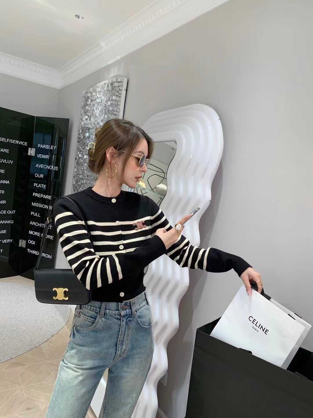 Women' Jacket Sweater Coat Cell 22FW Celebrity 2022 Autumn and Winter Leather Black White Striped Wool Knitted Cardigan Short CoatEleg KSAI, Picture color
Women' Jacket Sweater Coat Cell 22FW Celebrity 2022 Autumn and Winter Leather Black White Striped Wool Knitted Cardigan Short CoatEleg KSAI, Picture color