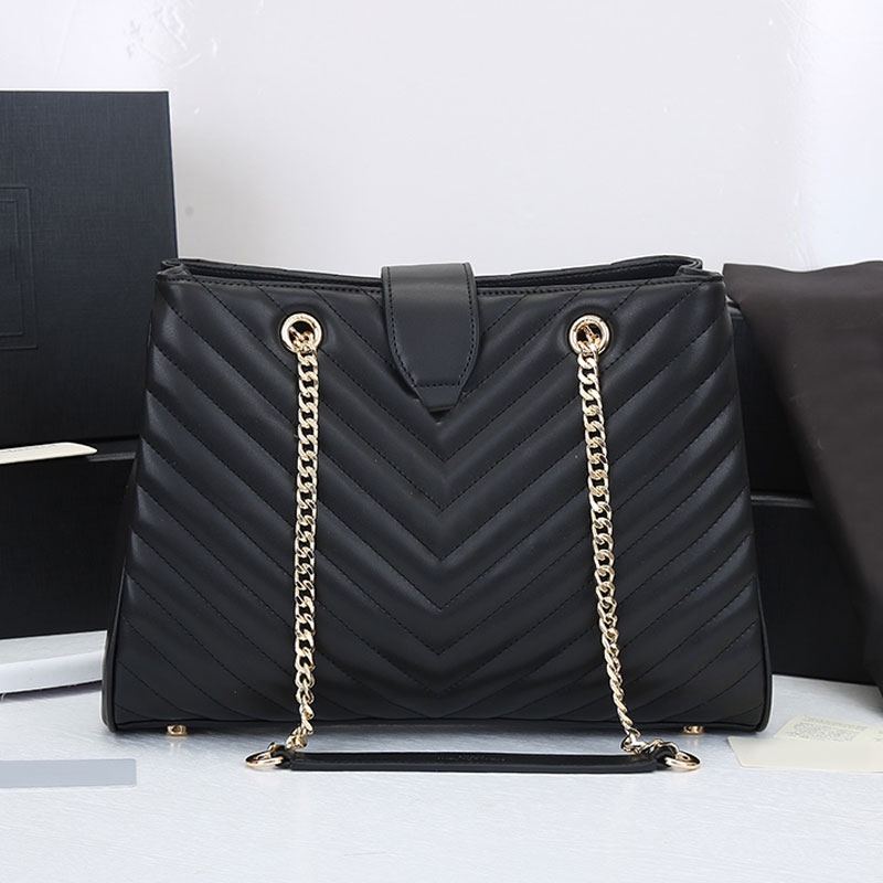 chain quilted shoulder bag plain handbag tote shopping bags cowhide leather Gold Hardware Interior zip pocket Bottom nail brand letters
chain quilted shoulder bag plain handbag tote shopping bags cowhide leather Gold Hardware Interior zip pocket Bottom nail brand letters