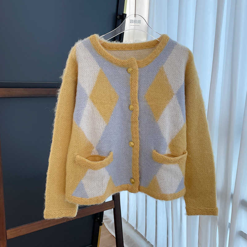 Women' Sweater Coat Cell 22FW Celebrity Yellow Mohair Knitting Cardigan Diamond Grid Thickened Outer CoatElegant Classic Fa 8VTL
Women' Sweater Coat Cell 22FW Celebrity Yellow Mohair Knitting Cardigan Diamond Grid Thickened Outer CoatElegant Classic Fa 8VTL