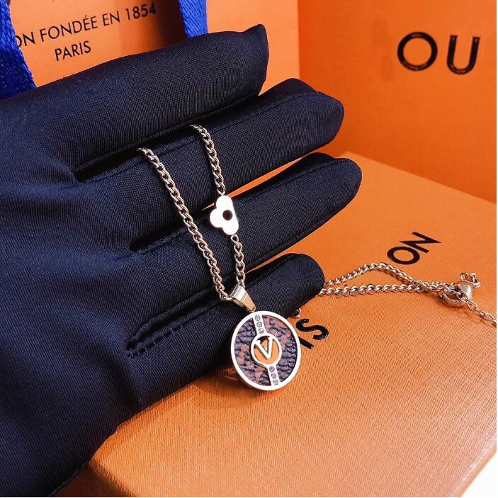 Selected Popular Brands Necklace Luxury Exquisite Design Pendant Necklaces Designer Jewelry Long Chain Fashion Young Style Accessories Design Gifts X389
Selected Popular Brands Necklace Luxury Exquisite Design Pendant Necklaces Designer Jewelry Long Chain Fashion Young Style Accessories Design Gifts X389