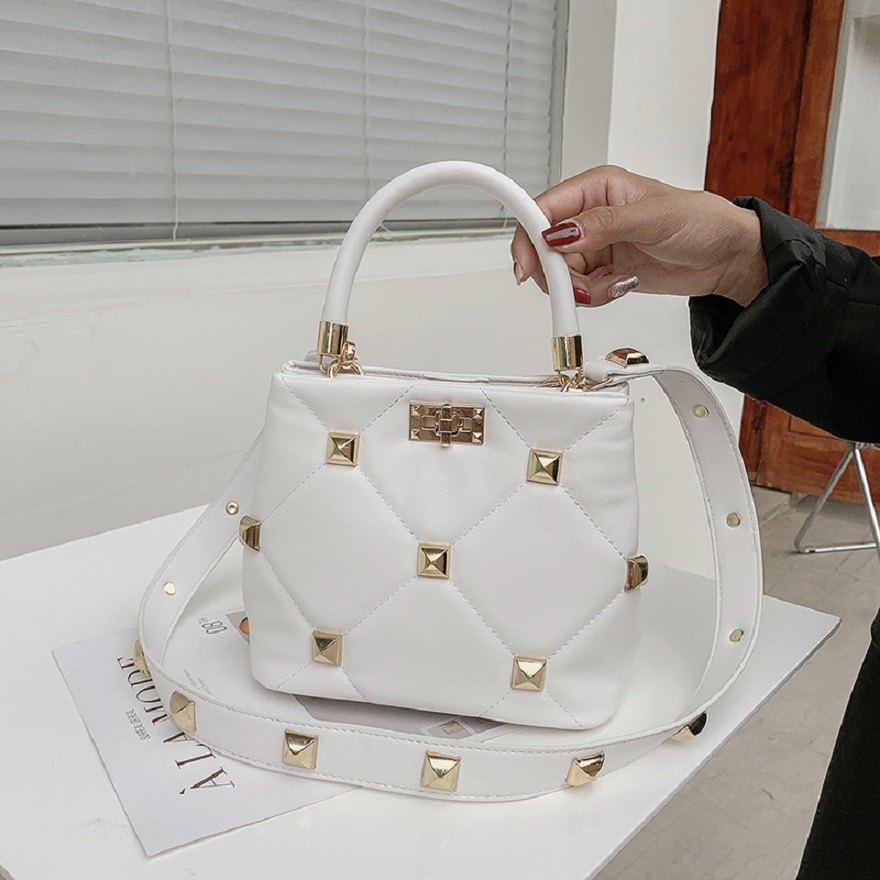 Fashion designer luxury Handbag 2022 new high quality foreign style elegant locking single shoulder crossbody bag casual rivet bag 11, Black
Fashion designer luxury Handbag 2022 new high quality foreign style elegant locking single shoulder crossbody bag casual rivet bag 11, Black