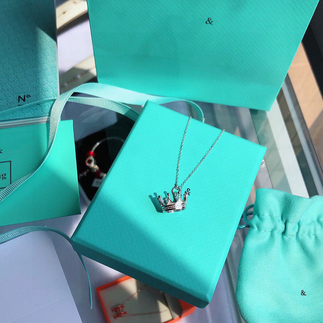 Designers necklace luxury designer necklaces women charm jewelry light luxurys Classic Love pendant simple clavicle chain for birthday gift
Designers necklace luxury designer necklaces women charm jewelry light luxurys Classic Love pendant simple clavicle chain for birthday gift