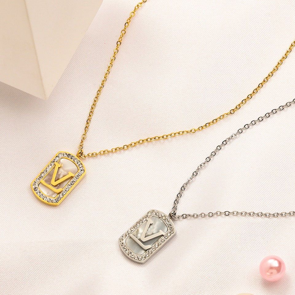Never Fading 18K Gold Plated Luxury Brand Designer Pendants Necklaces Crystal Stainless Steel Letter Choker Pendant Necklace Chain Jewelry Accessories Gifts 1951
Never Fading 18K Gold Plated Luxury Brand Designer Pendants Necklaces Crystal Stainless Steel Letter Choker Pendant Necklace Chain Jewelry Accessories Gifts 1951