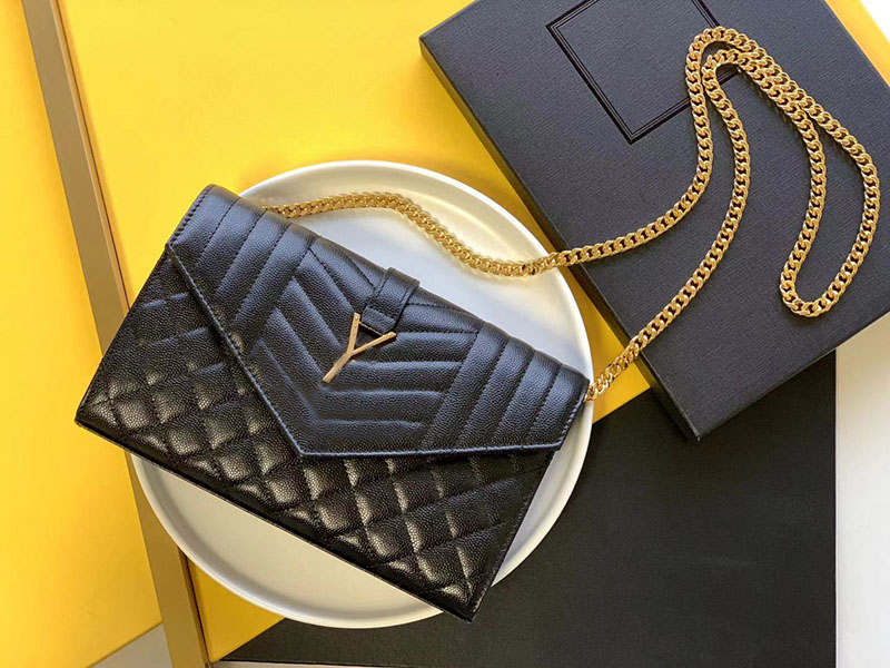 Black lychee pattern chain bag mobile phone messenger bag European and American designer gold hardware
Black lychee pattern chain bag mobile phone messenger bag European and American designer gold hardware