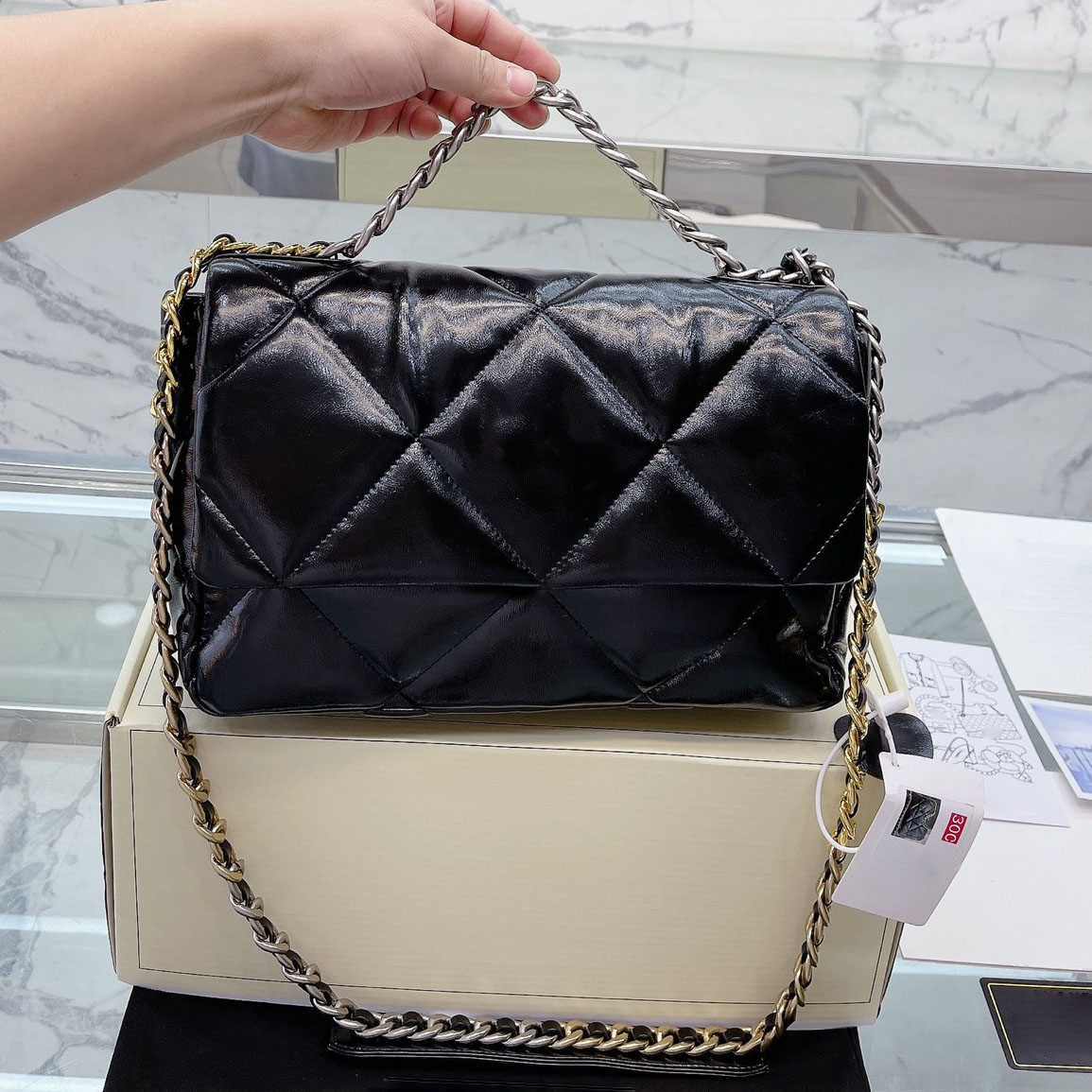 Classic Large Capacity 19 Bags Oil Wax Cowhide Diamond Quilted Silver Metal Chain Bracelet Totes Crossbody Sacoche French Outdoor Daily Multi Pocket Handbags 30CM, Box
Classic Large Capacity 19 Bags Oil Wax Cowhide Diamond Quilted Silver Metal Chain Bracelet Totes Crossbody Sacoche French Outdoor Daily Multi Pocket Handbags 30CM, Box