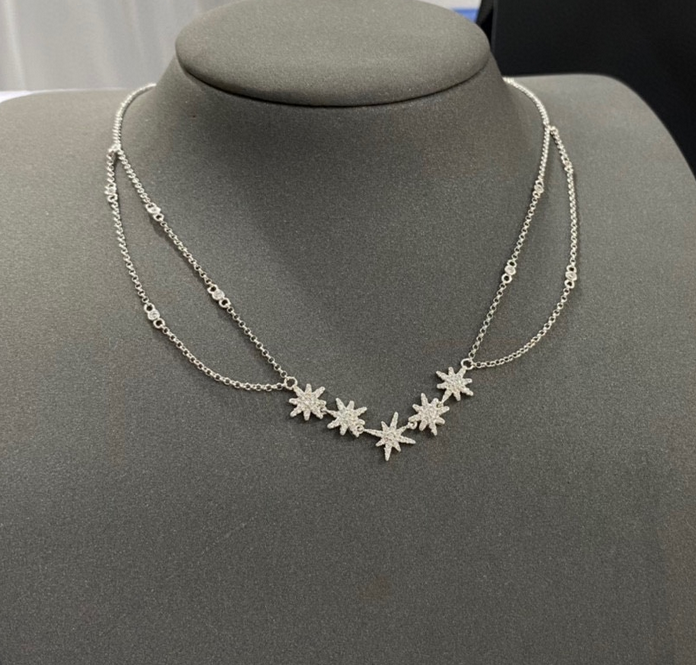 INS necklace New in luxury fine jewelry chain necklace for womens pendant k Gold Heart Designer Ladies Fashion pearl Saturnjewerly box
INS necklace New in luxury fine jewelry chain necklace for womens pendant k Gold Heart Designer Ladies Fashion pearl Saturnjewerly box