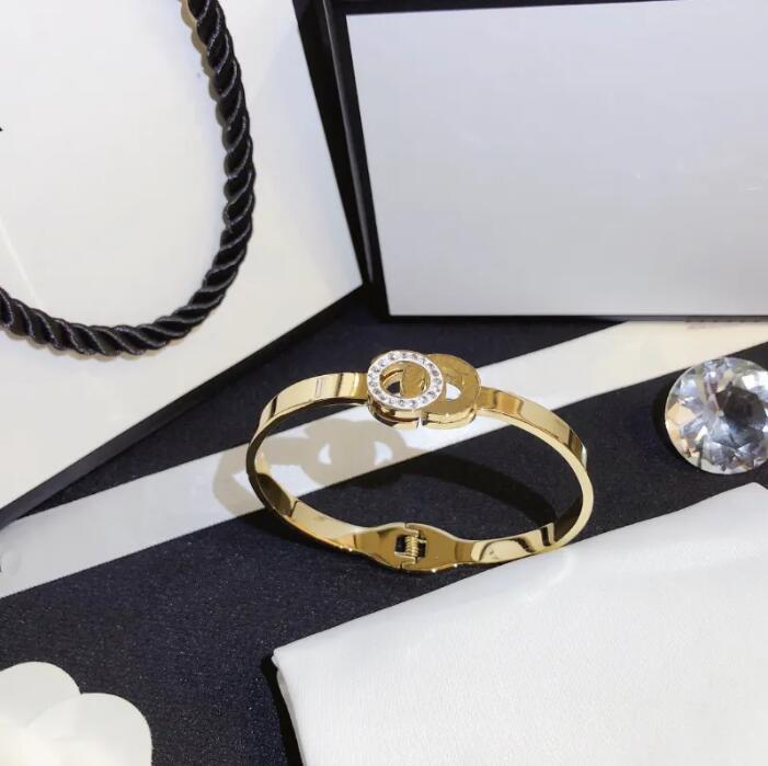 Fashionable Women Style Bangle Delicate Charm Jewelry Bracelet Selected Couple Gift Channel Setting Birthday Party Pair Classic Designer Brand Elegant Noble S277
Fashionable Women Style Bangle Delicate Charm Jewelry Bracelet Selected Couple Gift Channel Setting Birthday Party Pair Classic Designer Brand Elegant Noble S277
