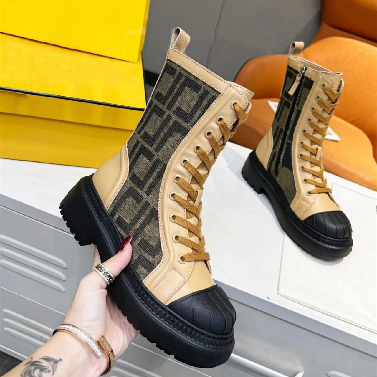 Shell head Martin Boots Women's English style leather Autumn/Winter New Lettered Female Strap Platform Skinny Boot Ankle Boot, Black
Shell head Martin Boots Women's English style leather Autumn/Winter New Lettered Female Strap Platform Skinny Boot Ankle Boot, Black