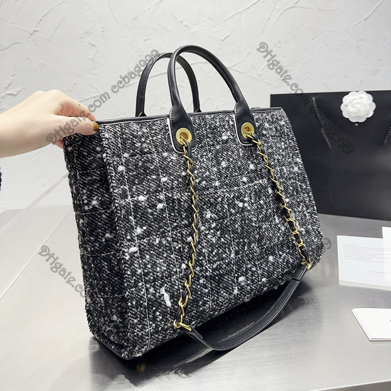 22S Luxury Jumbo Commuting Designer Beach Bag Badge Embroidery Letters Check Shoulder Shopping Totes Bags Lager Capacity Sport Outdoor Packs Classic Sacoche 34cm
22S Luxury Jumbo Commuting Designer Beach Bag Badge Embroidery Letters Check Shoulder Shopping Totes Bags Lager Capacity Sport Outdoor Packs Classic Sacoche 34cm