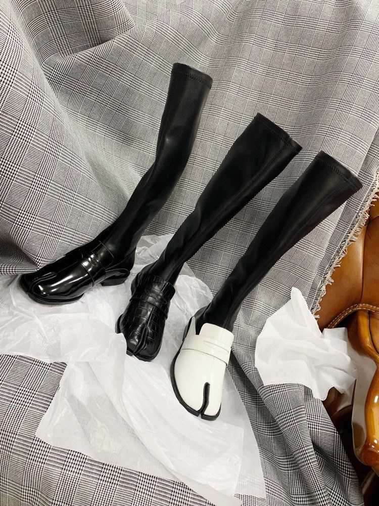 Margiela Majira shoes New MM6 knee high boots in autumn and winter of 20 women's patent leather tabi split toe thick heels thin elastic, White bead
Margiela Majira shoes New MM6 knee high boots in autumn and winter of 20 women's patent leather tabi split toe thick heels thin elastic, White bead