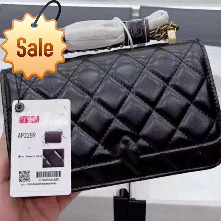 Luxury Designer Single Shoulder Bags Women's Stylish High Appearance Level Crossbody Bag Versatile Portable Small Square Bag Factory Direct Sales, Black 20cm
Luxury Designer Single Shoulder Bags Women's Stylish High Appearance Level Crossbody Bag Versatile Portable Small Square Bag Factory Direct Sales, Black 20cm