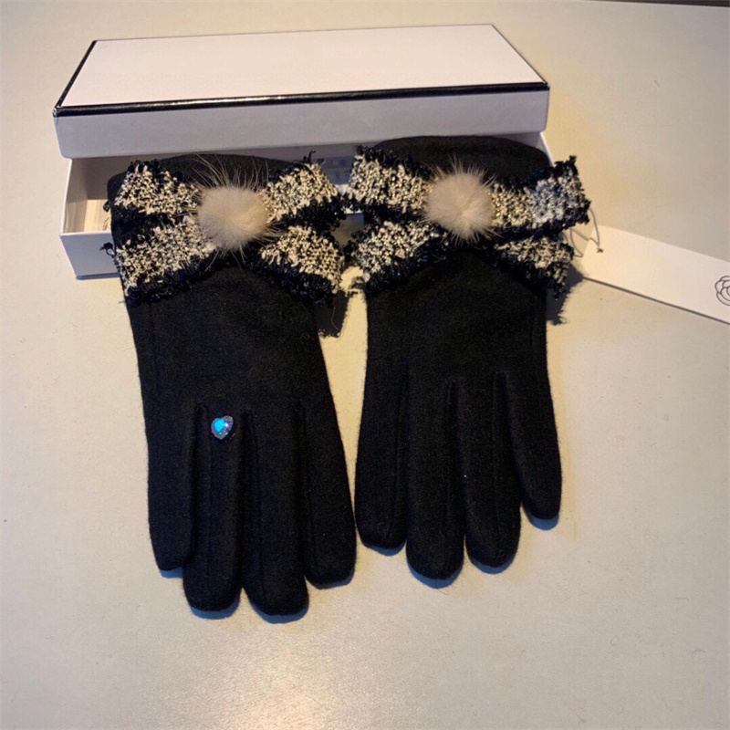 Designers Brands Luxury Five Fingers Gloves High Quality Leather Wool Classic Letters Glove Fashion Winter Warm Leisure Mittens
Designers Brands Luxury Five Fingers Gloves High Quality Leather Wool Classic Letters Glove Fashion Winter Warm Leisure Mittens