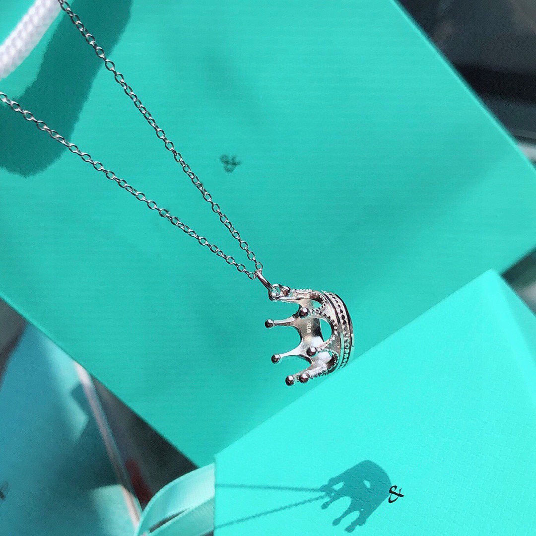 Designers necklace luxury designer necklaces women charm jewelry light luxurys Classic Love pendant simple clavicle chain for girlfriend gift
Designers necklace luxury designer necklaces women charm jewelry light luxurys Classic Love pendant simple clavicle chain for girlfriend gift